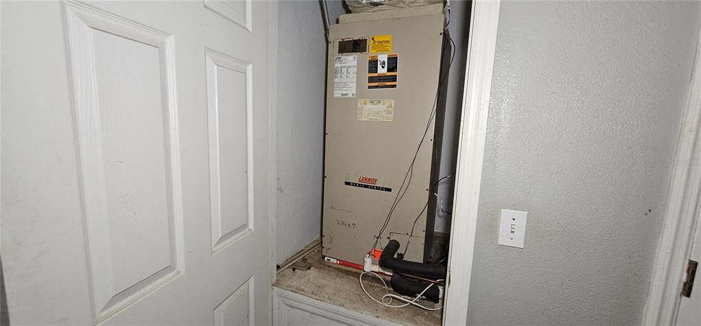 合同活跃: $250,000 (3 贝兹, 3 浴室, 2364 平方英尺)