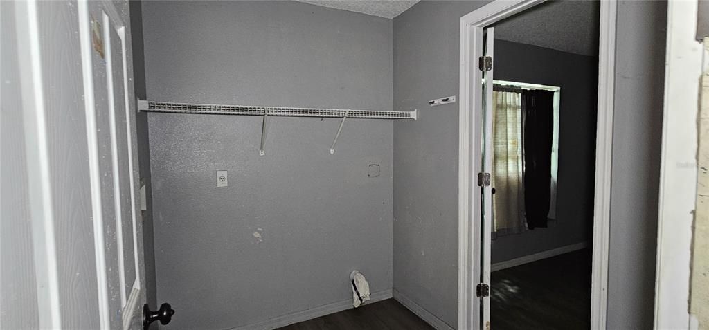 合同活跃: $250,000 (3 贝兹, 3 浴室, 2364 平方英尺)