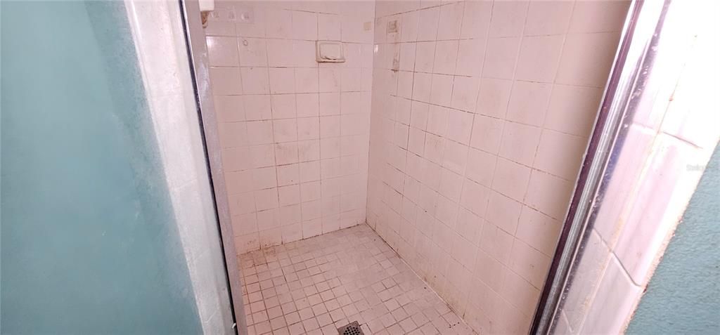 合同活跃: $250,000 (3 贝兹, 3 浴室, 2364 平方英尺)