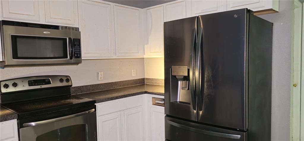 合同活跃: $250,000 (3 贝兹, 3 浴室, 2364 平方英尺)