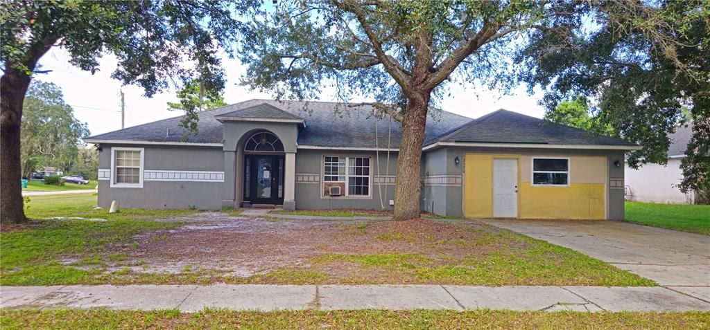 合同活跃: $250,000 (3 贝兹, 3 浴室, 2364 平方英尺)