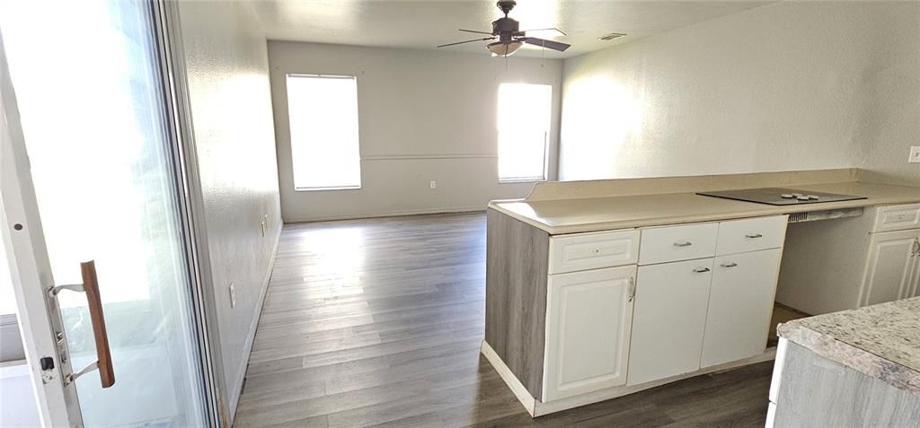 合同活跃: $250,000 (3 贝兹, 3 浴室, 2364 平方英尺)