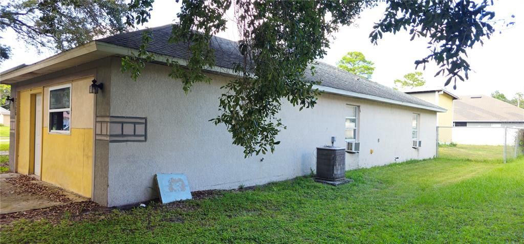 合同活跃: $250,000 (3 贝兹, 3 浴室, 2364 平方英尺)