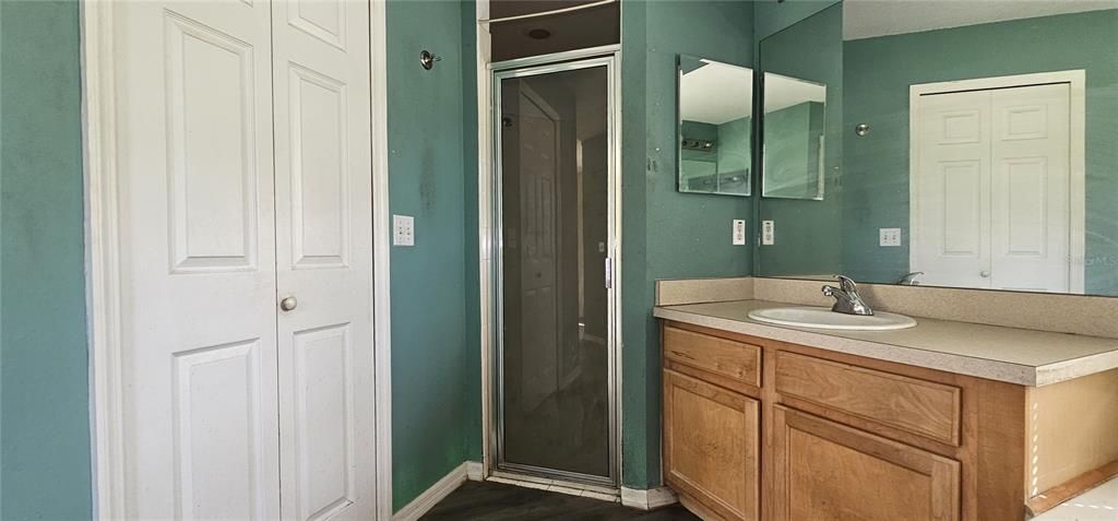 合同活跃: $250,000 (3 贝兹, 3 浴室, 2364 平方英尺)