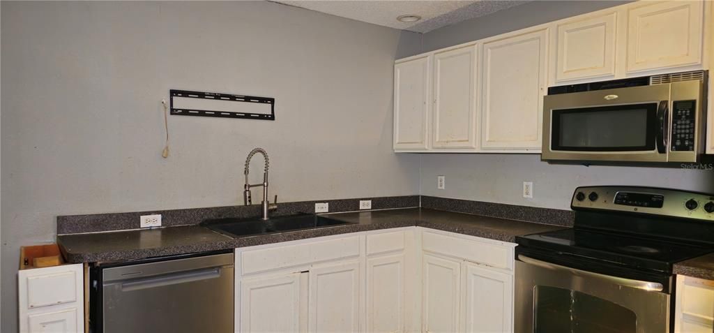 合同活跃: $250,000 (3 贝兹, 3 浴室, 2364 平方英尺)