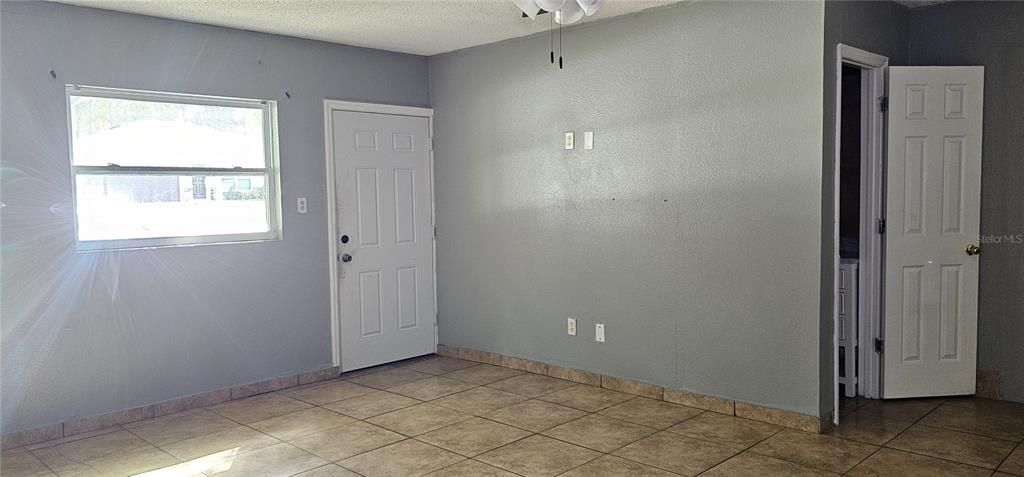 合同活跃: $250,000 (3 贝兹, 3 浴室, 2364 平方英尺)