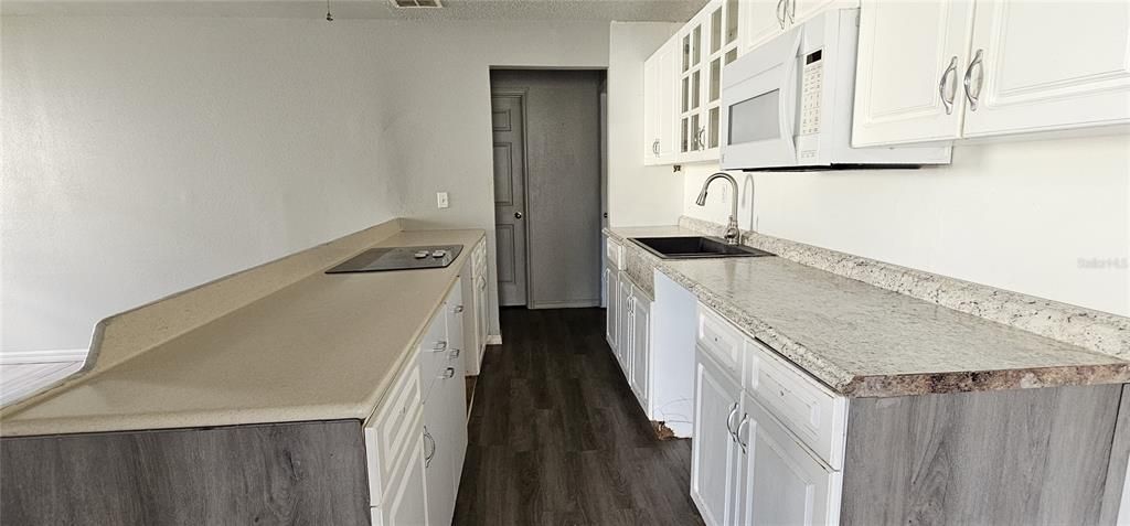 合同活跃: $250,000 (3 贝兹, 3 浴室, 2364 平方英尺)