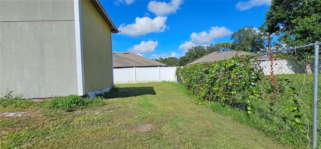 合同活跃: $250,000 (3 贝兹, 3 浴室, 2364 平方英尺)