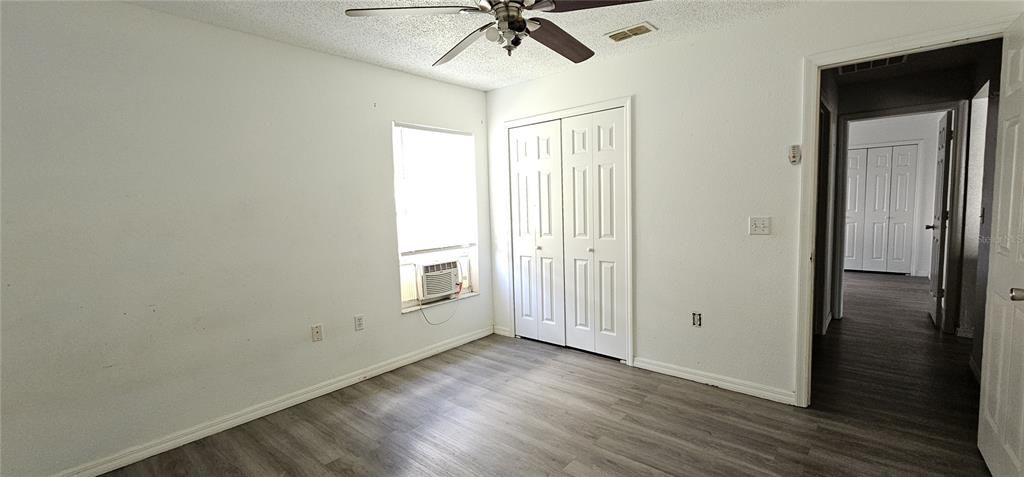 合同活跃: $250,000 (3 贝兹, 3 浴室, 2364 平方英尺)