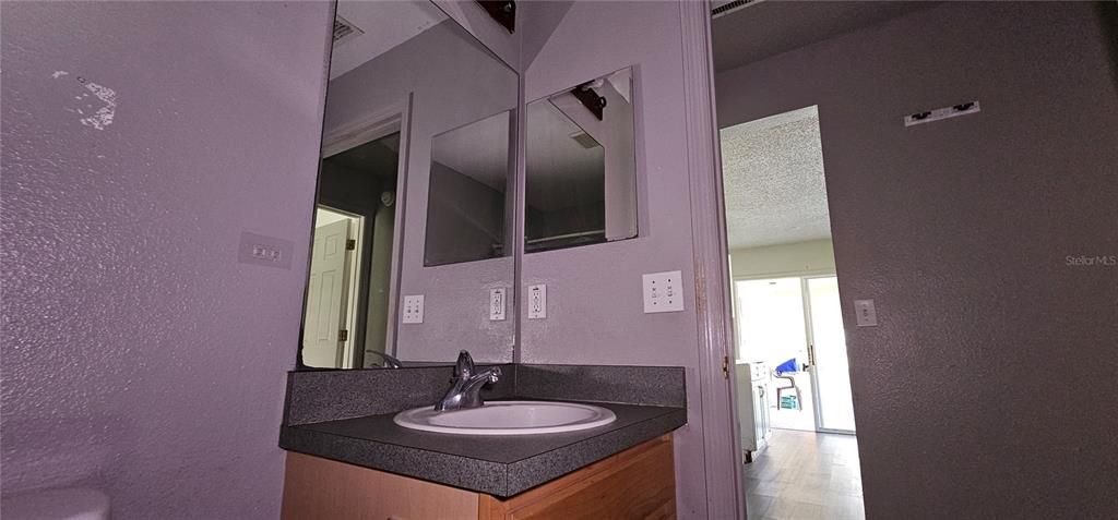 合同活跃: $250,000 (3 贝兹, 3 浴室, 2364 平方英尺)