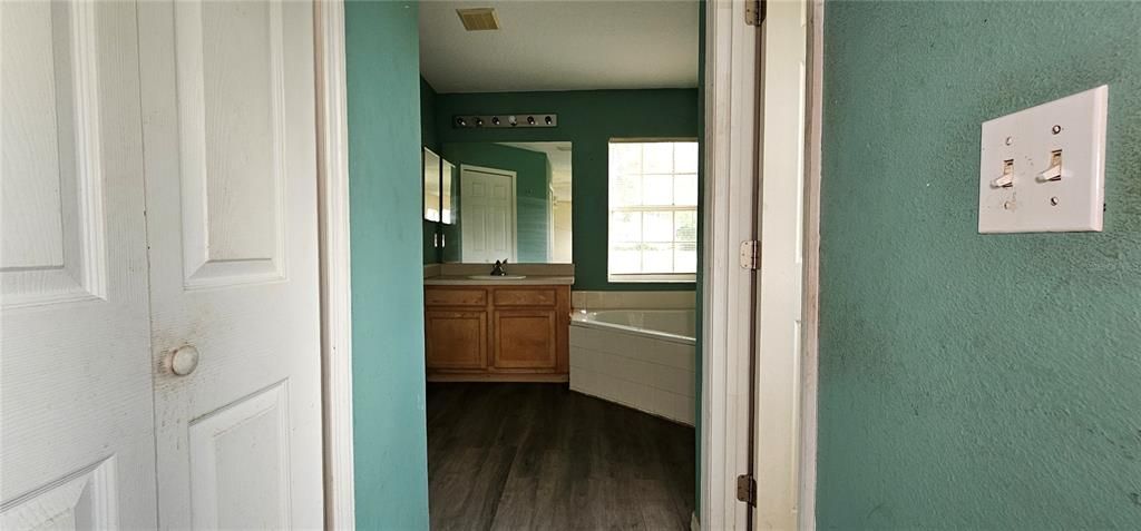 合同活跃: $250,000 (3 贝兹, 3 浴室, 2364 平方英尺)