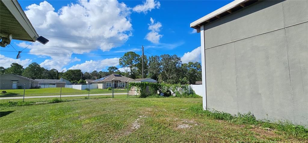 合同活跃: $250,000 (3 贝兹, 3 浴室, 2364 平方英尺)