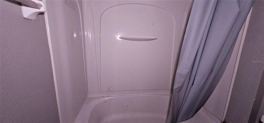 合同活跃: $250,000 (3 贝兹, 3 浴室, 2364 平方英尺)