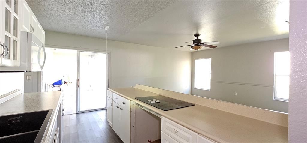 合同活跃: $250,000 (3 贝兹, 3 浴室, 2364 平方英尺)