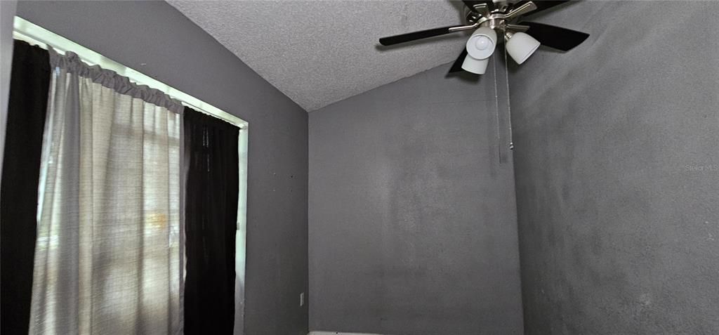 合同活跃: $250,000 (3 贝兹, 3 浴室, 2364 平方英尺)