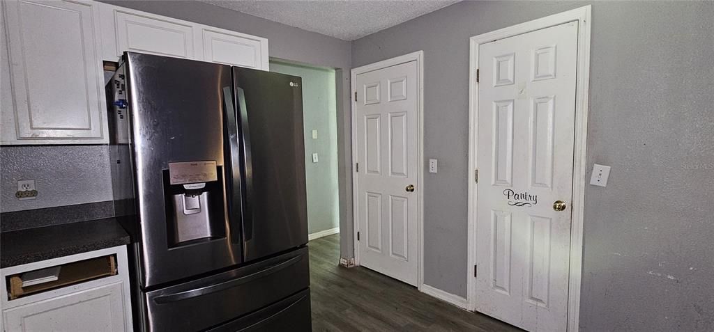 合同活跃: $250,000 (3 贝兹, 3 浴室, 2364 平方英尺)