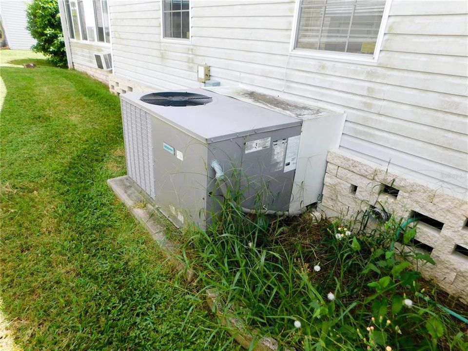 For Sale: $145,000 (3 beds, 2 baths, 1296 Square Feet)