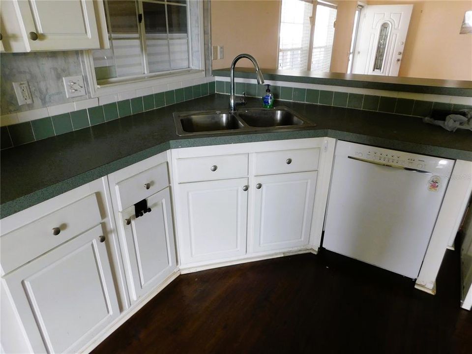 For Sale: $145,000 (3 beds, 2 baths, 1296 Square Feet)