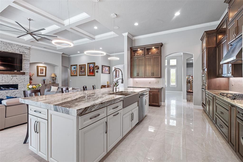 На продажу: $3,295,000 (5 спален, 4 ванн, 5454 Квадратных фут)