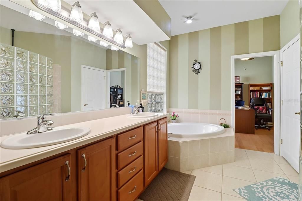 待售: $445,000 (3 贝兹, 2 浴室, 2197 平方英尺)