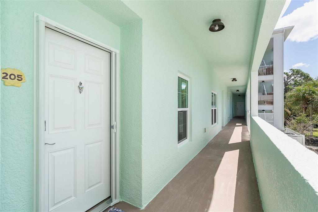 For Sale: $225,000 (2 beds, 2 baths, 870 Square Feet)