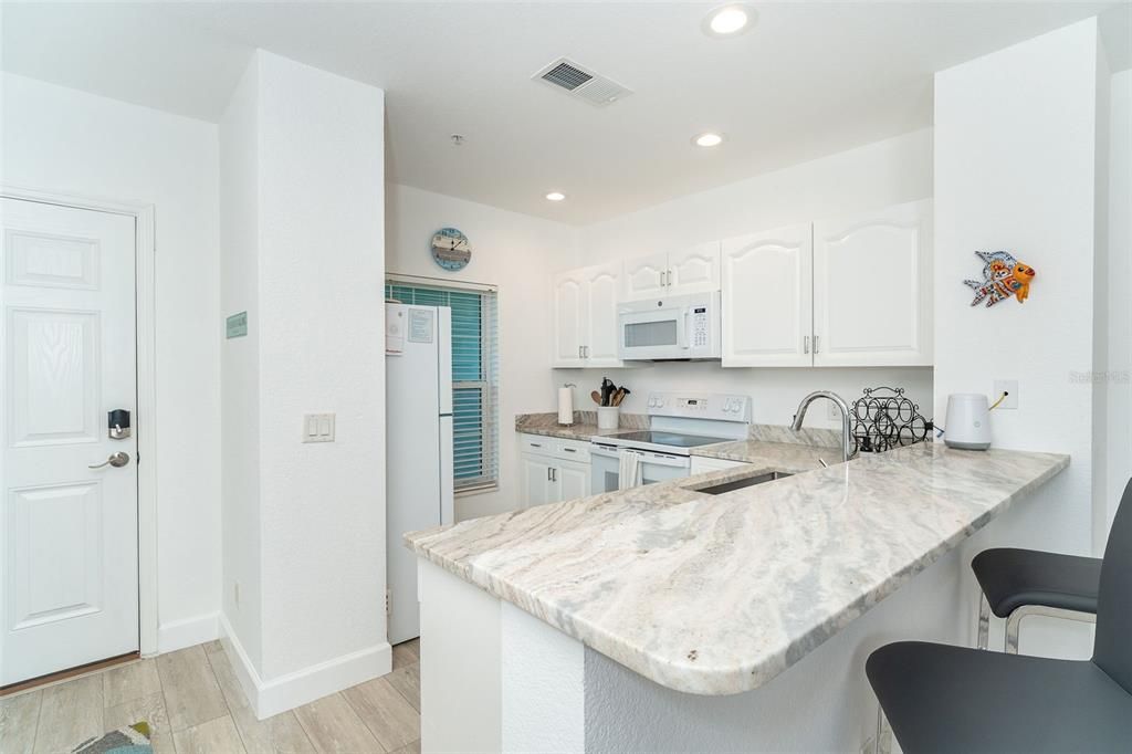 For Sale: $225,000 (2 beds, 2 baths, 870 Square Feet)