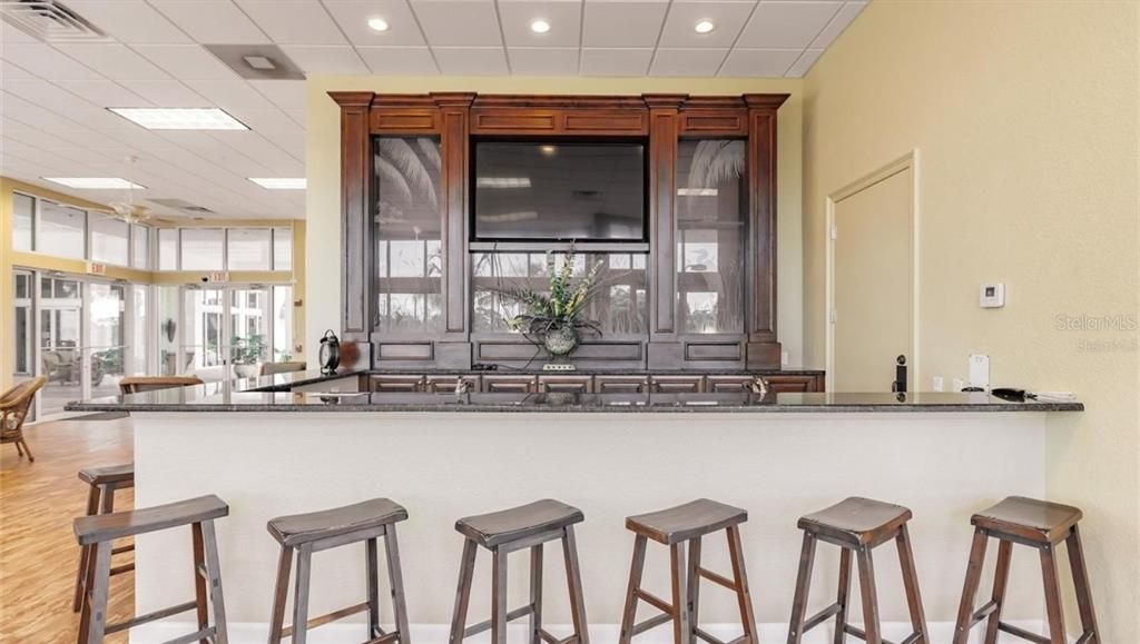 For Sale: $225,000 (2 beds, 2 baths, 870 Square Feet)