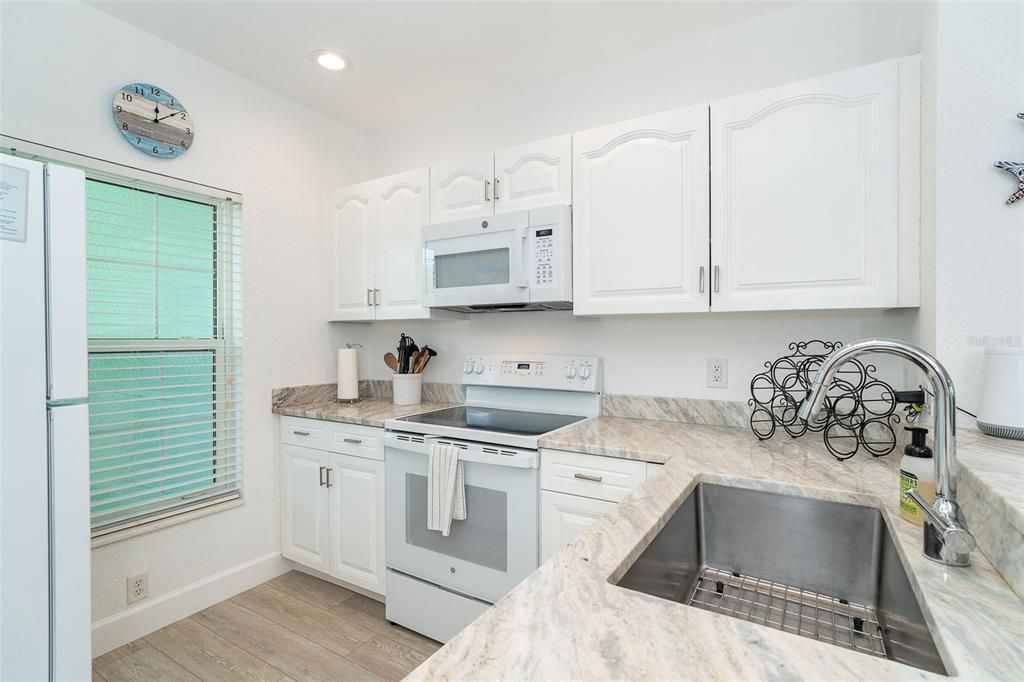 For Sale: $225,000 (2 beds, 2 baths, 870 Square Feet)