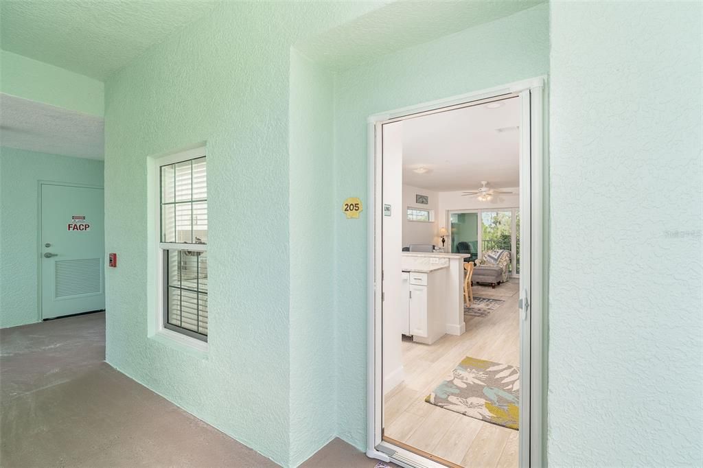 For Sale: $225,000 (2 beds, 2 baths, 870 Square Feet)