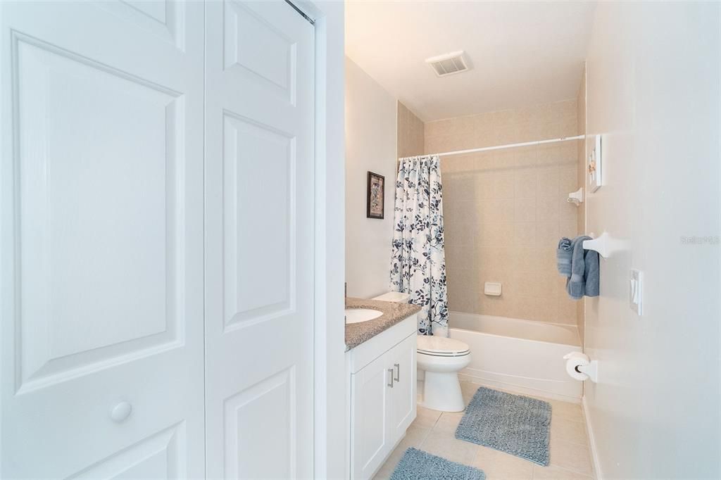 For Sale: $225,000 (2 beds, 2 baths, 870 Square Feet)