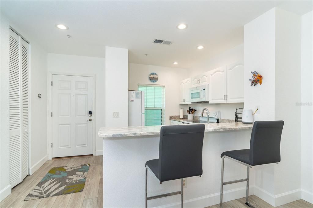 For Sale: $225,000 (2 beds, 2 baths, 870 Square Feet)