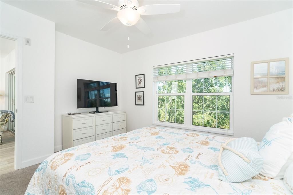 For Sale: $225,000 (2 beds, 2 baths, 870 Square Feet)