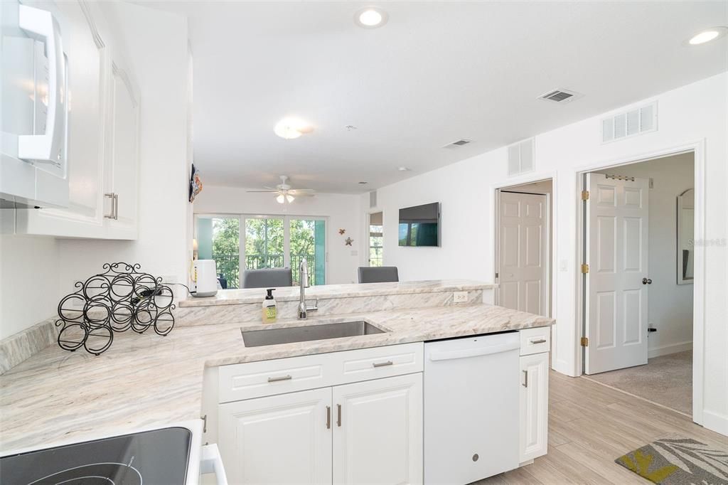 For Sale: $225,000 (2 beds, 2 baths, 870 Square Feet)