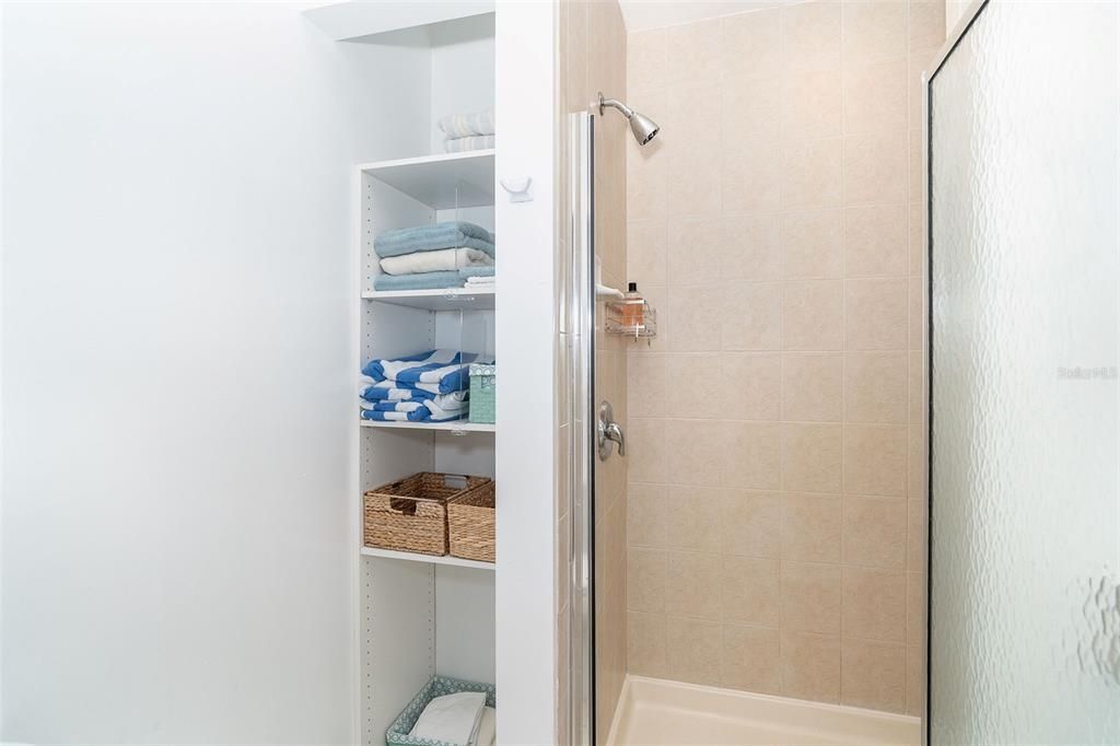 For Sale: $225,000 (2 beds, 2 baths, 870 Square Feet)