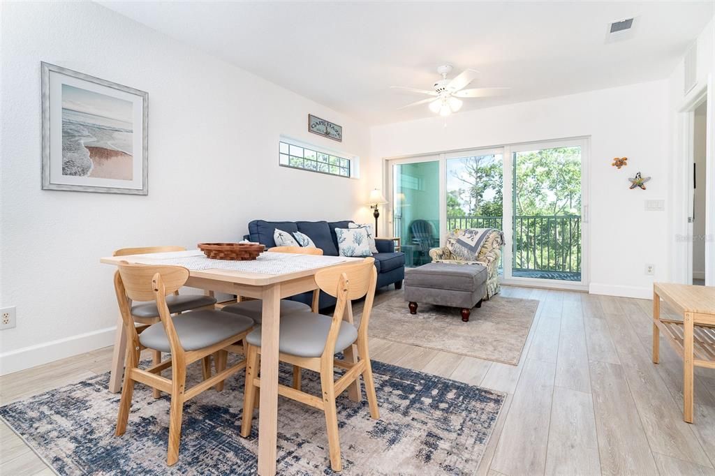 For Sale: $225,000 (2 beds, 2 baths, 870 Square Feet)