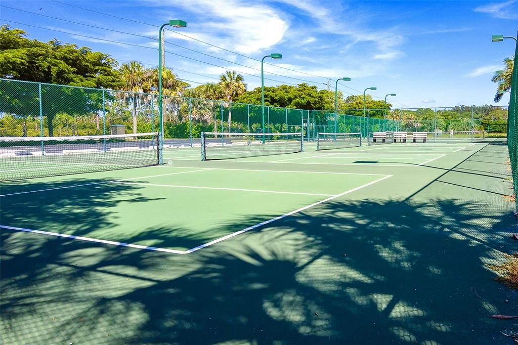 For Sale: $225,000 (2 beds, 2 baths, 870 Square Feet)