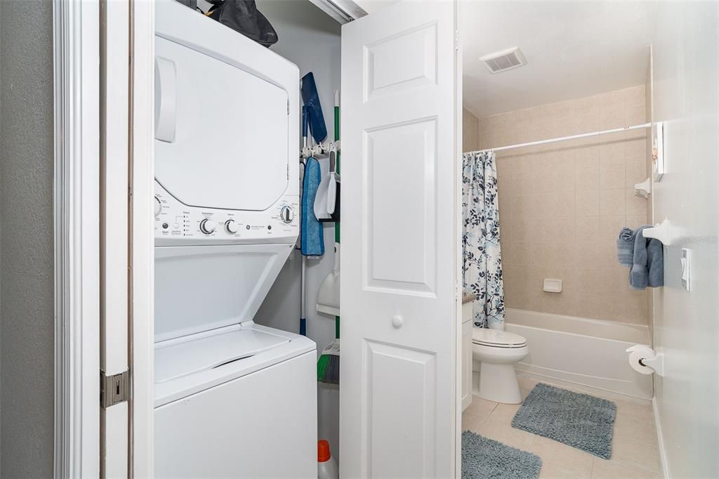 For Sale: $225,000 (2 beds, 2 baths, 870 Square Feet)