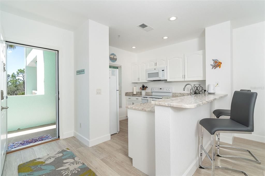 For Sale: $225,000 (2 beds, 2 baths, 870 Square Feet)