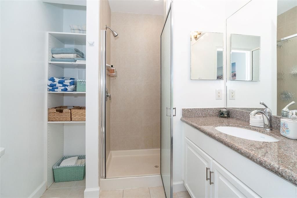 For Sale: $225,000 (2 beds, 2 baths, 870 Square Feet)