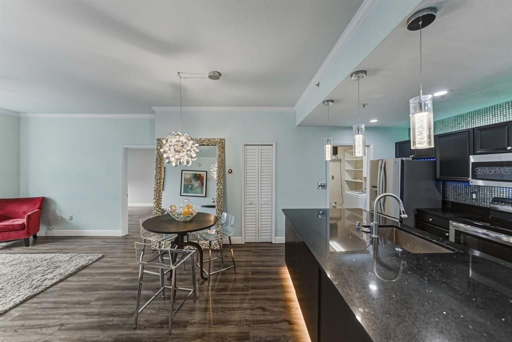 待售: $575,000 (2 贝兹, 2 浴室, 1184 平方英尺)