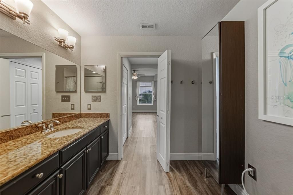 待售: $575,000 (2 贝兹, 2 浴室, 1184 平方英尺)