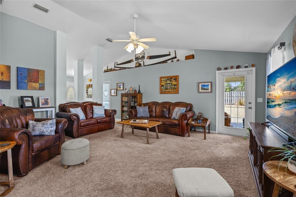 Active With Contract: $348,900 (3 beds, 2 baths, 1663 Square Feet)