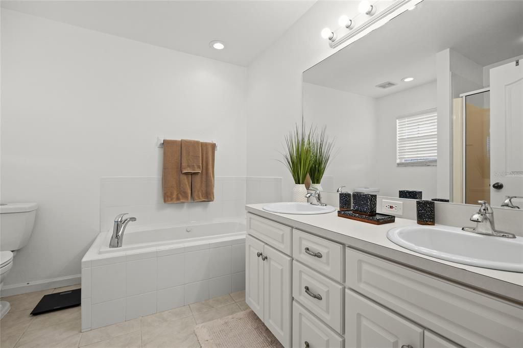 Active With Contract: $348,900 (3 beds, 2 baths, 1663 Square Feet)