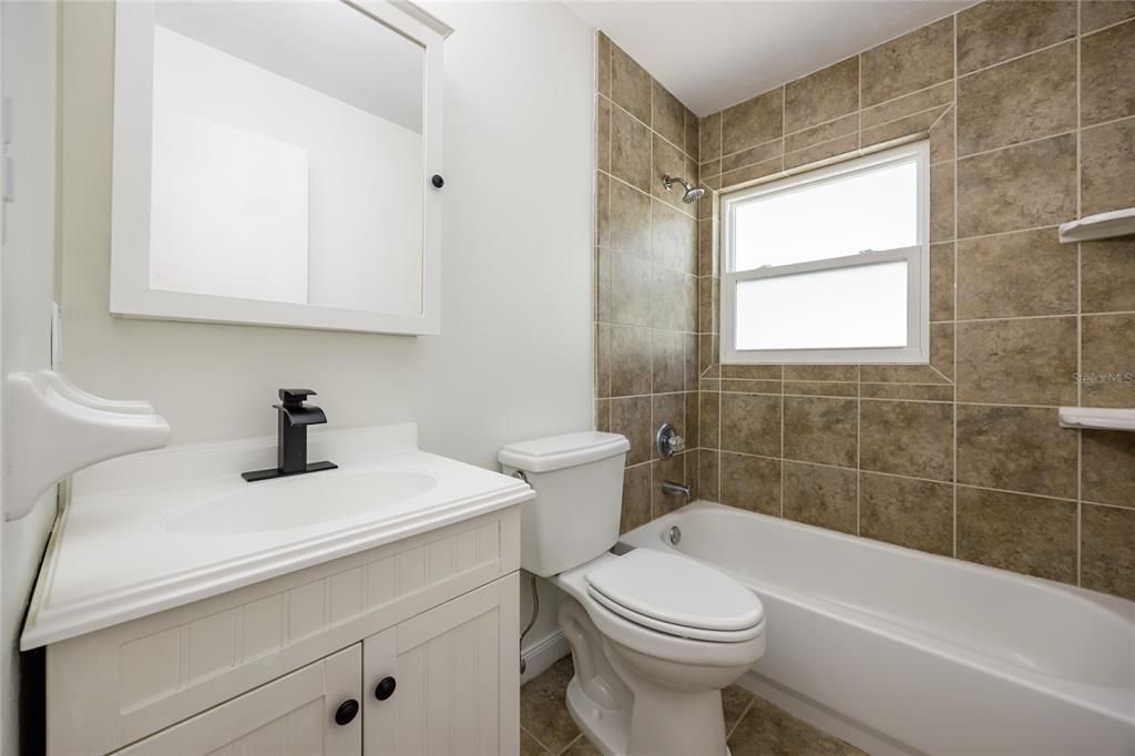 合同活跃: $299,900 (3 贝兹, 2 浴室, 1792 平方英尺)