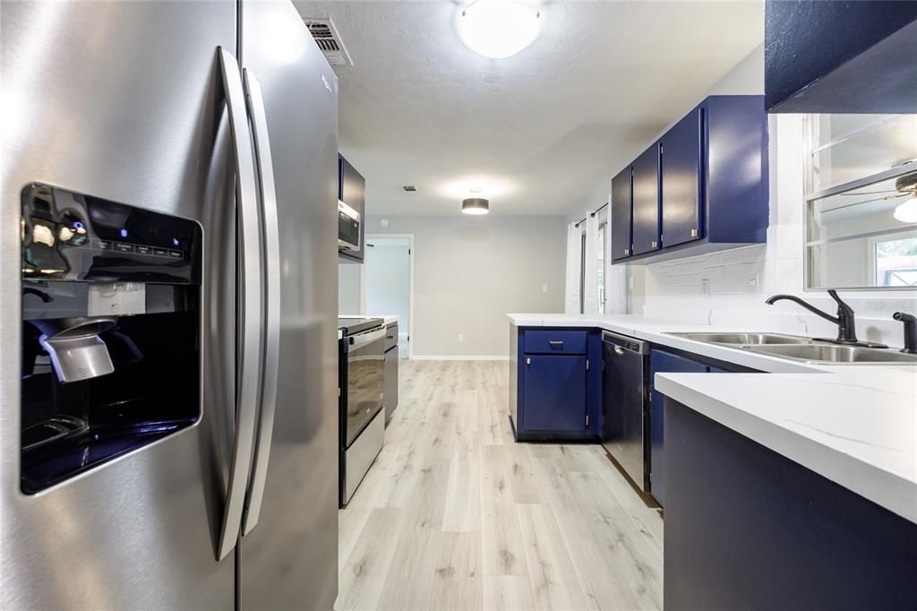 合同活跃: $299,900 (3 贝兹, 2 浴室, 1792 平方英尺)