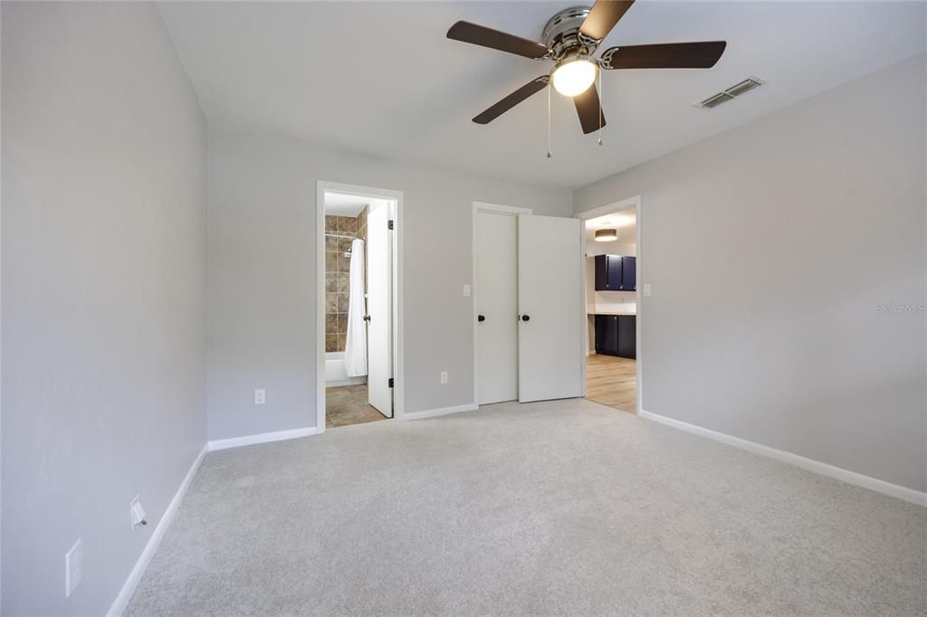 合同活跃: $299,900 (3 贝兹, 2 浴室, 1792 平方英尺)