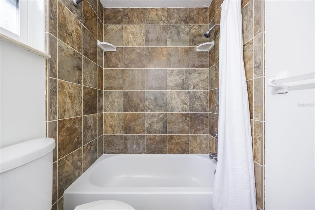 合同活跃: $299,900 (3 贝兹, 2 浴室, 1792 平方英尺)