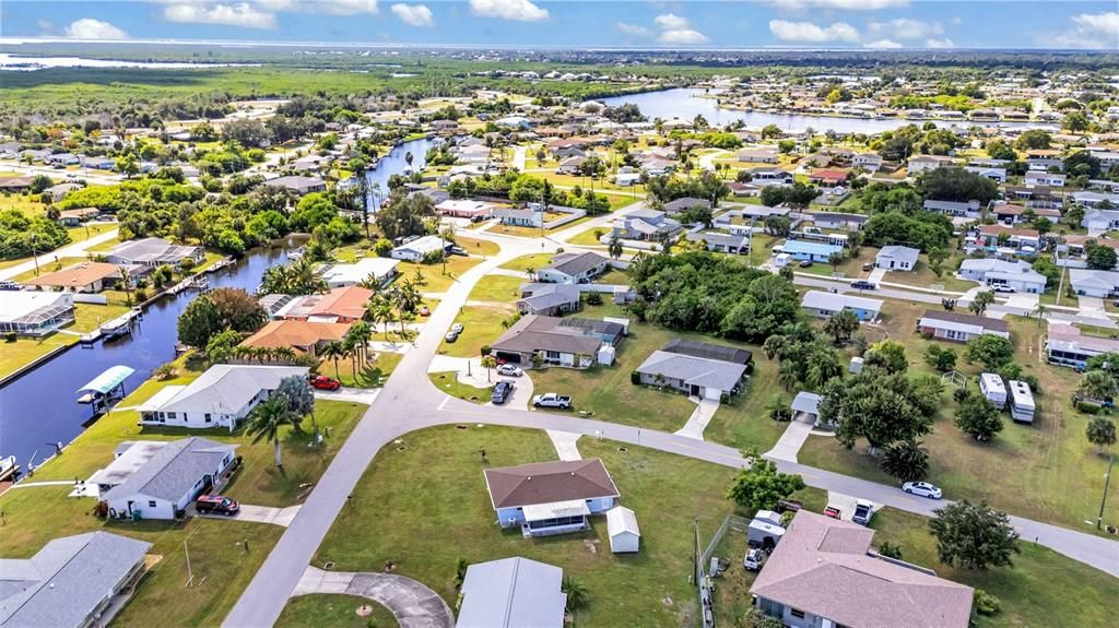 For Sale: $214,900 (2 beds, 2 baths, 891 Square Feet)