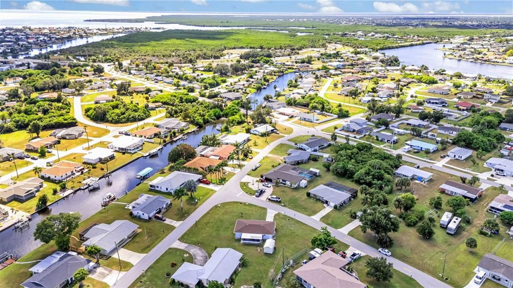 For Sale: $214,900 (2 beds, 2 baths, 891 Square Feet)