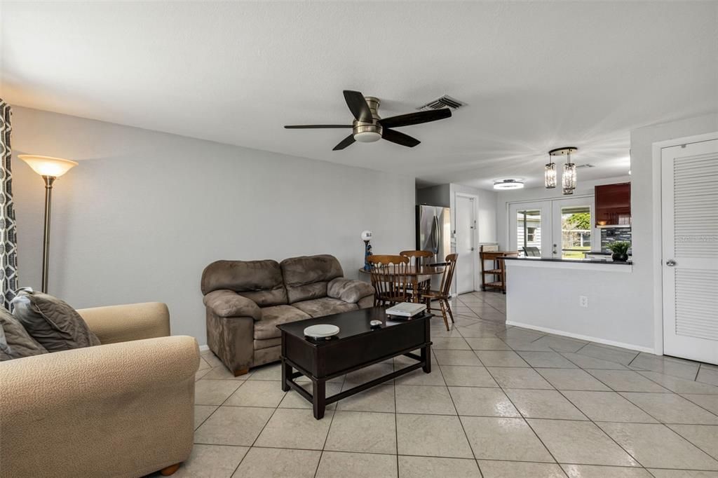 For Sale: $214,900 (2 beds, 2 baths, 891 Square Feet)